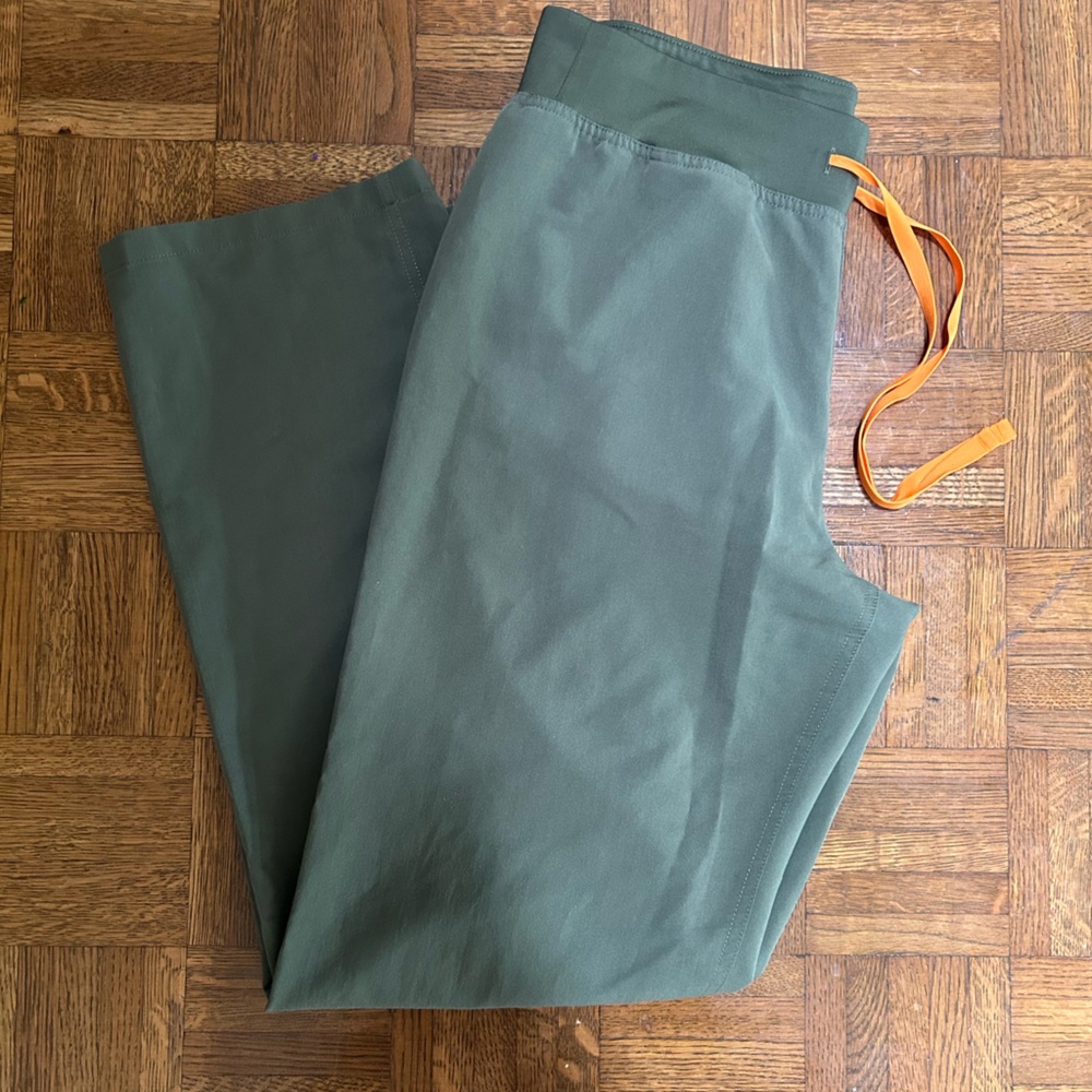 Figs Women's Olive Green Livingston Scrub Bottoms